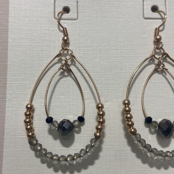 Gold and‎ gray pair of earrings - Picture 2 of 2